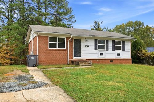 5015 Farmoor Cir, Winston Salem, NC, 27105-2132 | Card Image