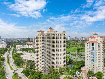 805 - 19501 W Country Club Dr, Condo with 2 bedrooms, 2 bathrooms and null parking in Aventura FL | Image 1