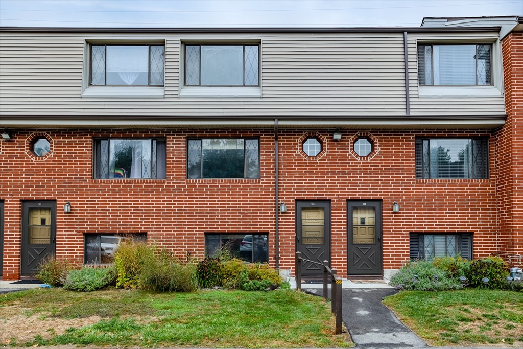 Farrwood Dr, Haverhill, MA 01835