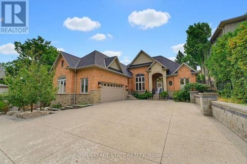 56 Academy Street, Hamilton (Ancaster), ON, L9G2Y1 | Card Image