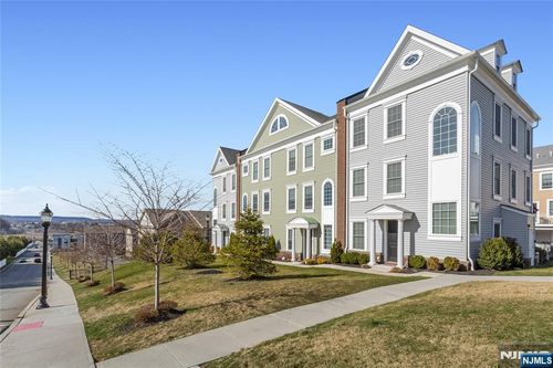 293 Bradley Dr, Wood Ridge, NJ, 07075-2526 | Card Image