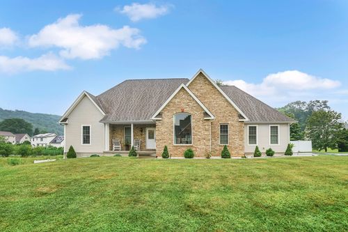27 Coyote Cir, Feeding Hills, MA, 01030-1093 | Card Image