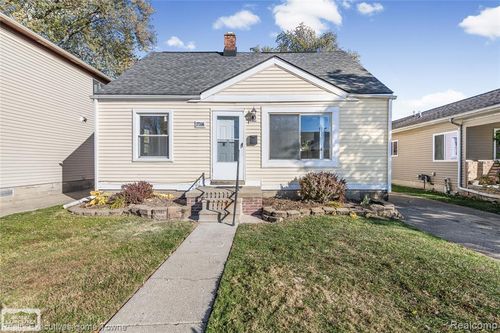 27336 Ridgewood St, Roseville, MI, 48066-7917 | Card Image
