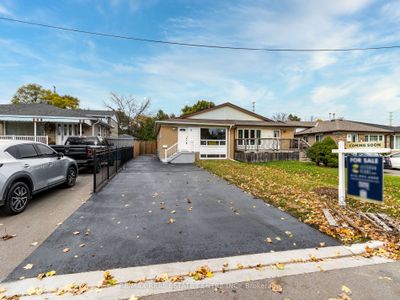 36 Chatsworth Dr, House attached with 3 bedrooms, 2 bathrooms and 5 parking in Brampton ON | Image 1