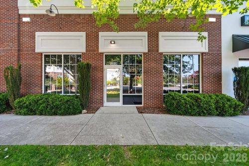 1381 N Center St, Hickory, NC, 28601-2535 | Card Image