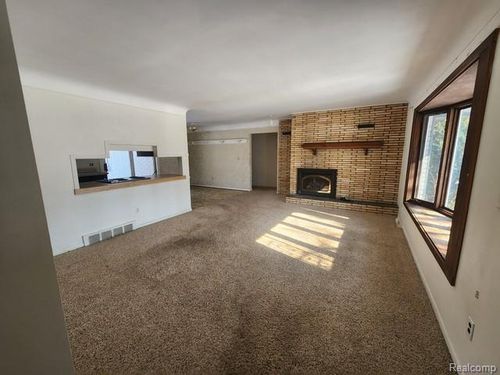 3626 Silver Sands Dr, Waterford, MI, 48329-4258 | Card Image