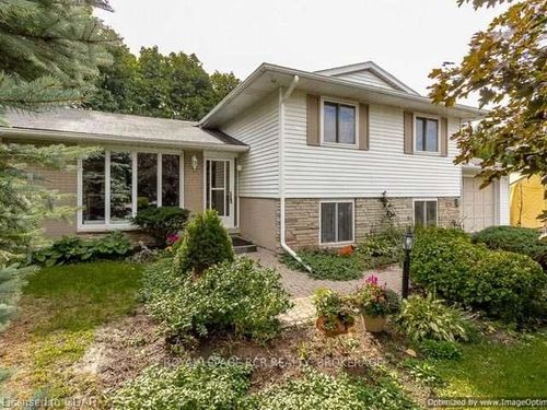 579 Mcallister St, Fergus, ON, N1M2G8 | Card Image