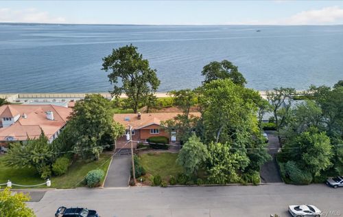 23 Eastland Dr, Glen Cove, NY, 11542-1022 | Card Image