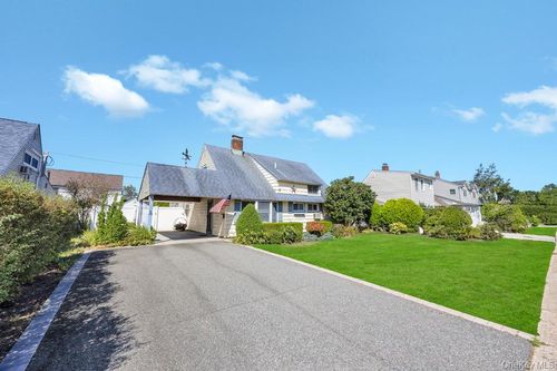 142 Blacksmith Rd E, Levittown, NY, 11756-3128 | Card Image