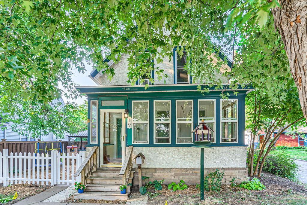 Delos St, Saint Paul, MN 55107