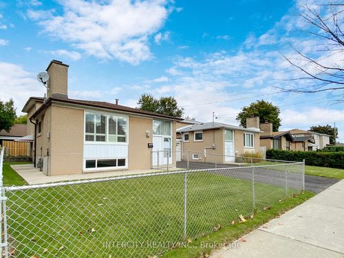 26 Donnalyn Dr, North York, ON, M2R2R8 | Card Image