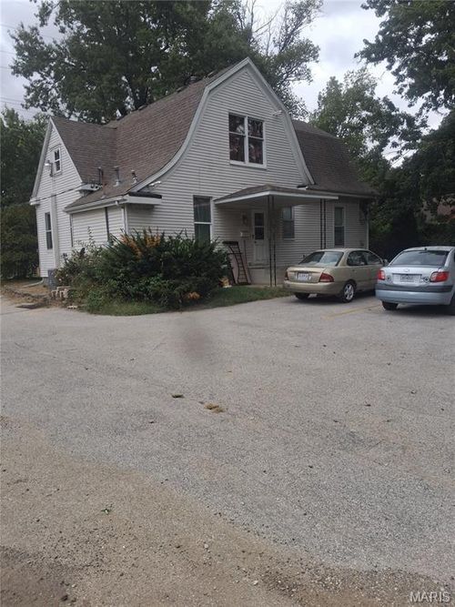 511 S West St, Carlinville, IL, 62626-2193 | Card Image