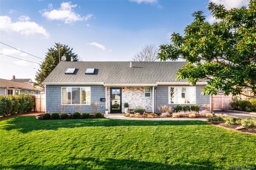 30 River Rd, Sayville, NY, 11782-3231 | Card Image
