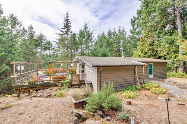 514 Bluff Way, House other with 2 bedrooms, 1 bathrooms and 2 parking in Mayne Island BC | Image 2