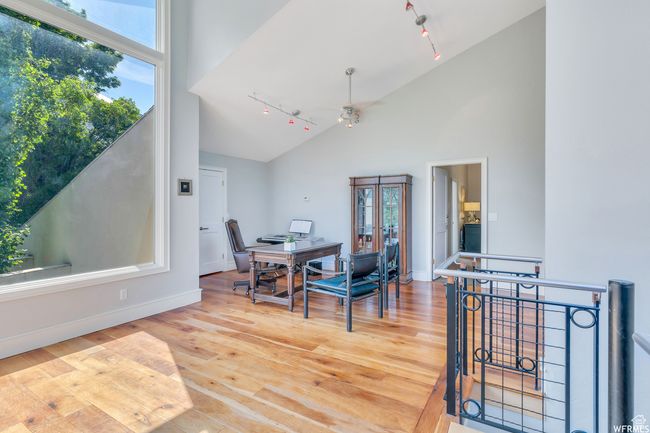 Studio or office with natural light | Image 39