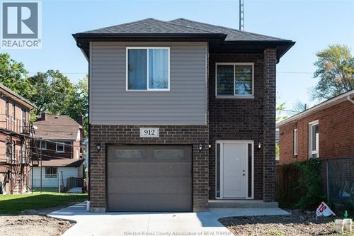 912 Hall Ave, Windsor, ON, N9A2M5 | Card Image