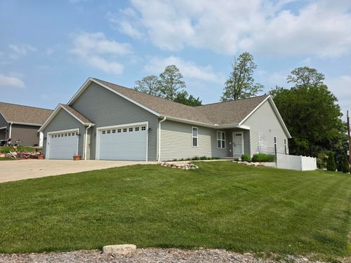 301 Creekside Ct, Watertown, WI, 53098-2122 | Card Image