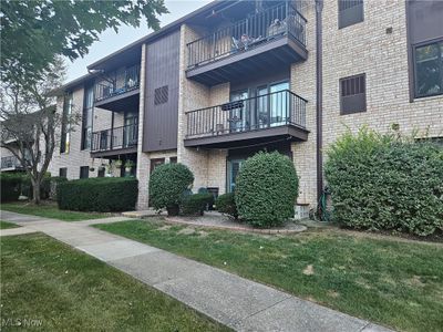 104 - 16370 Heather Lane, Condo with 2 bedrooms, 1 bathrooms and null parking in Middleburg Heights OH | Image 1