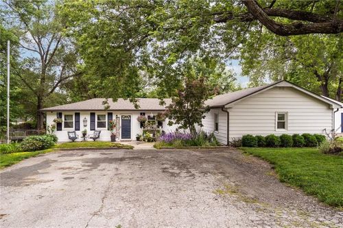 118 S Village St, Tonganoxie, KS, 66086-9560 | Card Image