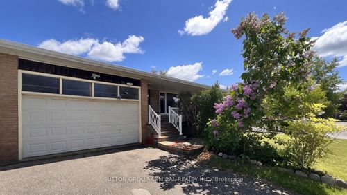 73 Hove St, North York, ON, M3H4Z2 | Card Image