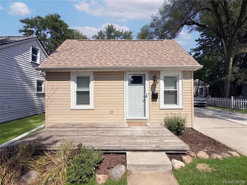 20919 Hollywood St, Harper Woods, MI, 48225-1167 | Card Image
