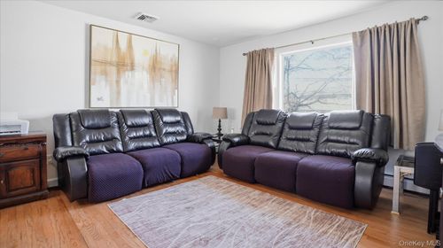 147 Coates Ave N, Holbrook, NY, 11741-1221 | Card Image