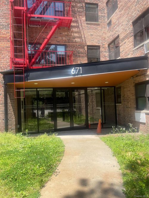 4g-671 Bronx River Rd, Yonkers, NY, 10704-1730 | Card Image