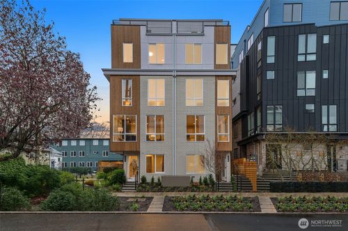222 D 10th Ave E, Seattle, WA, 98102 | Card Image