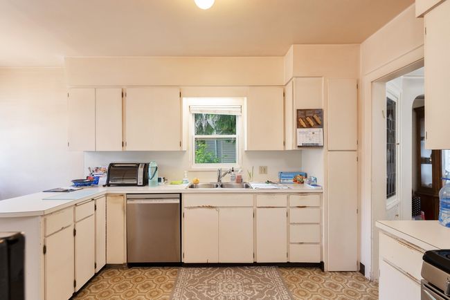 1121 W 16th Ave, House other with 8 bedrooms, 3 bathrooms and 2 parking in Vancouver BC | Image 31