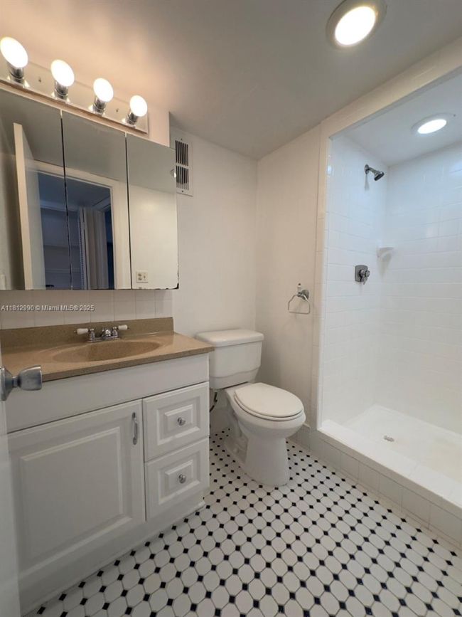 APT-2N - 500 Executive Center Dr, Condo with 2 bedrooms, 2 bathrooms and null parking in West Palm Beach FL | Image 19