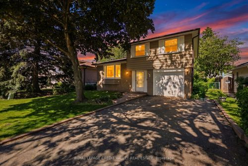 32 Farmington Dr, Brampton, ON, L6W2V2 | Card Image