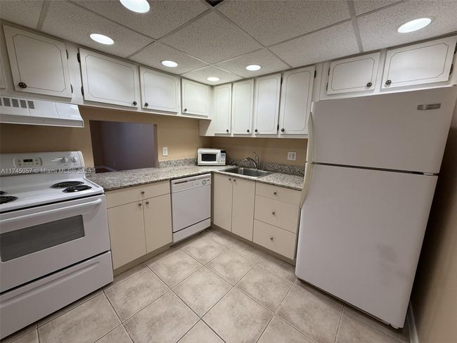 APT-1B - 470 Executive Center Dr, Condo with 1 bedrooms, 1 bathrooms and null parking in West Palm Beach FL | Image 7