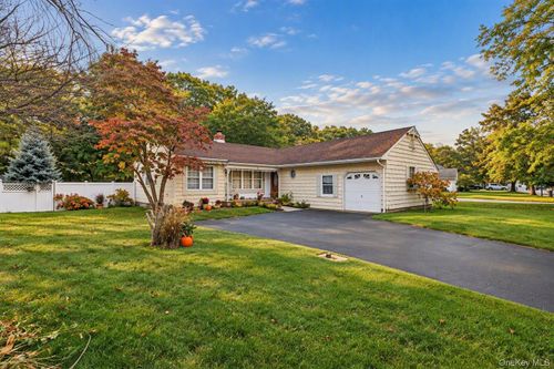 11 Carston Street W, Brookhaven, NY, 11784 | Card Image