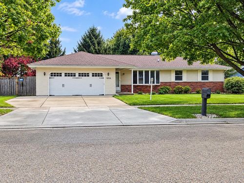 1212 N Wuthering Hills Dr, Janesville, WI, 53546-1769 | Card Image