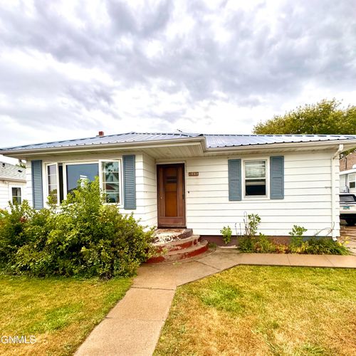 315 2nd St E, Napoleon, ND, 58561-7022 | Card Image