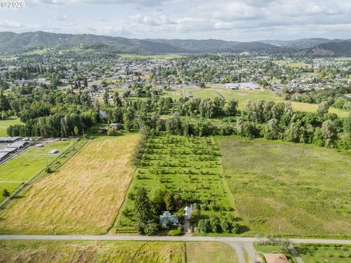572 Dillard Gardens Rd, Winston, OR, 97496 | Card Image