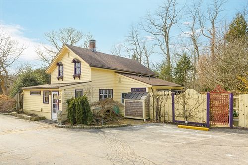 711 Union St, Portsmouth, RI, 02871-2211 | Card Image