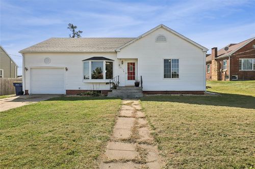 307 3rd St E, Newhall, IA, 52315-9671 | Card Image