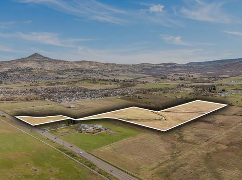 3690 Coal Mine Road, Medford, OR, 97504 | Card Image