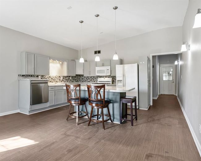 Kitchen/family room | Image 40