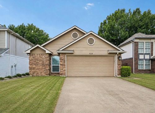 924 Ramblewood Dr, Lewisville, TX, 75067-4236 | Card Image
