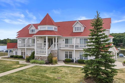 2107 Landings Ln, Delavan, WI, 53115-3992 | Card Image