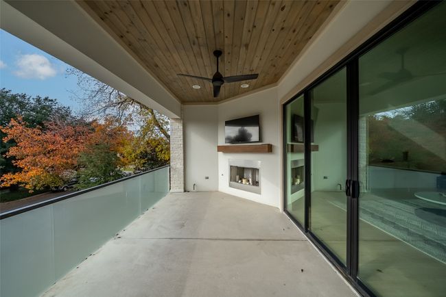 Balcony with ceiling fan | Image 18