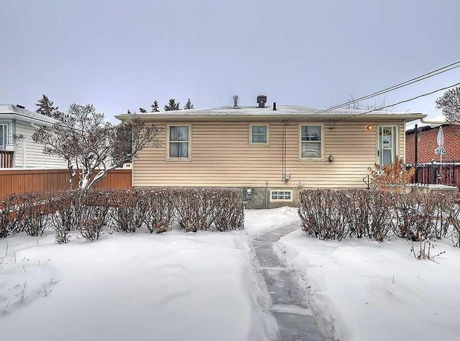 1306 40 Street Se, Home with 3 bedrooms, 1 bathrooms and 2 parking in Calgary AB | Image 3