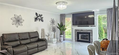30816 Misty Pines Dr, Farmington Hills, MI, 48336-1253 | Card Image