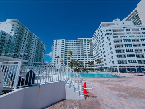 825-5005 Collins Ave, MIAMI BEACH, FL, 33140-2753 | Card Image