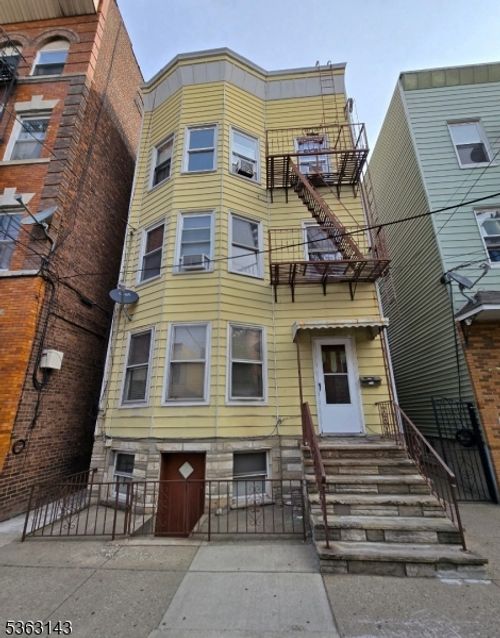 90 Warwick St, Newark, NJ, 07105-5895 | Card Image