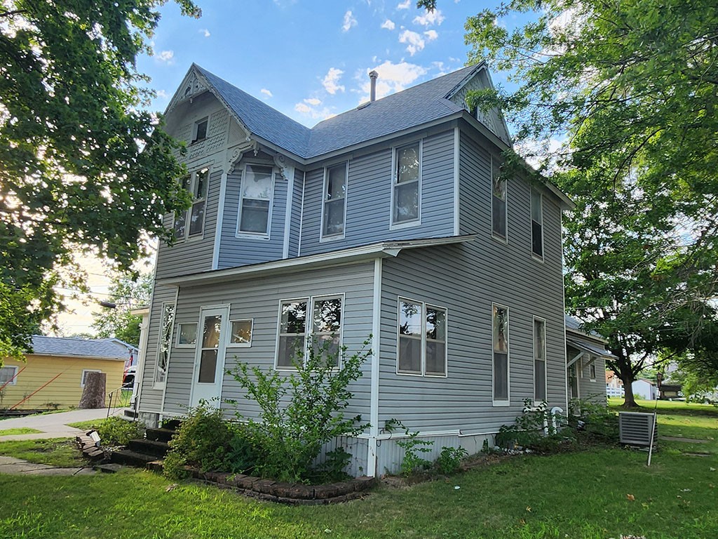 Roland Ave, Chariton, IA 50049