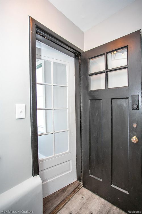 93 Oakdale Blvd, Pleasant Ridge, MI, 48069-1039 | Card Image