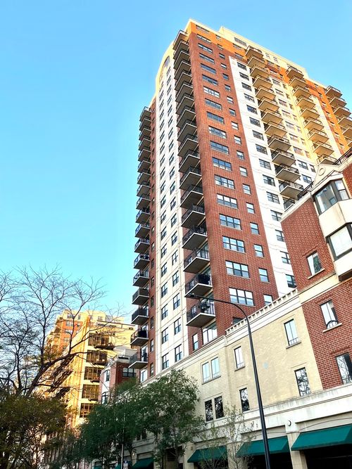 8a-1529 S State St, Chicago, IL, 60605-3011 | Card Image